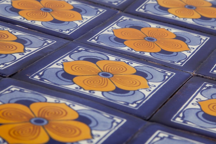 Dekorative Fliesen mit Blumenmuster