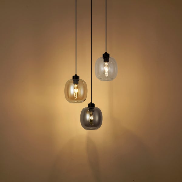 Dreiflammige Pendelleuchte mit Glasschirmen in verschiedenen Tönungen und sichtbaren Leuchtmitteln.