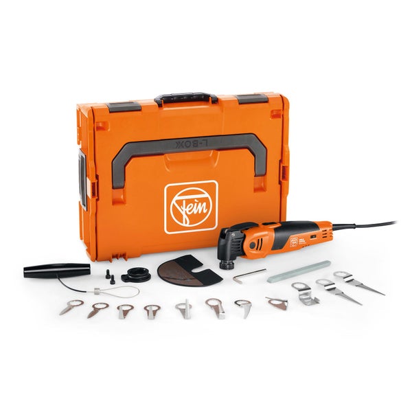 Ein Mann reinigt mit einem Bosch Hochdruckreiniger bemooste Steinstufen im Außenbereich vor einem Backsteinhaus.