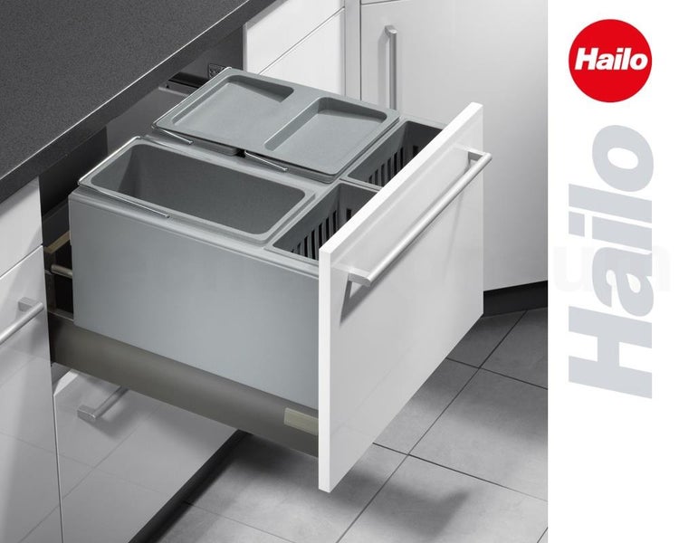 Hailo Abfalltrennsystem in modernem weißem Küchenauszug mit grauen Kunststoffbehältern für Mülltrennung und Hailo Logo.