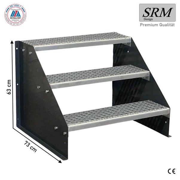 Stahltreppe mit 3 Gitterroststufen, Höhe 63 Zentimeter, Breite 73 Zentimeter, SRM Design Logo, EN 1090-1 zertifiziert, CE-Kennzeichnung.