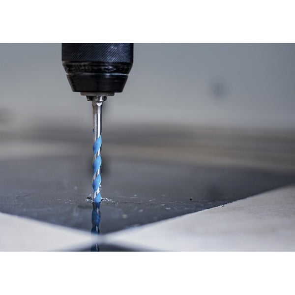 Bohrmaschine mit Spiralbohrer beim Bohren in eine Oberfläche