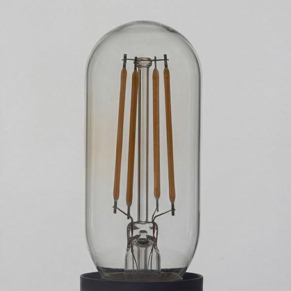 Klare LED-Filament-Leuchte in Röhrenform mit sichtbaren vertikalen Leuchtfäden.