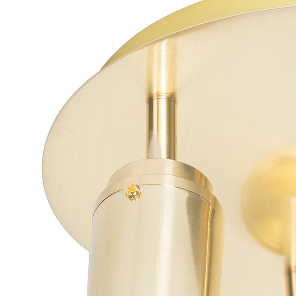 Detailansicht einer goldenen Deckenleuchte