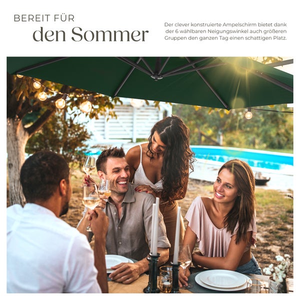 Gruppe von Menschen sitzt an einem Gartentisch unter einem Ampelschirm