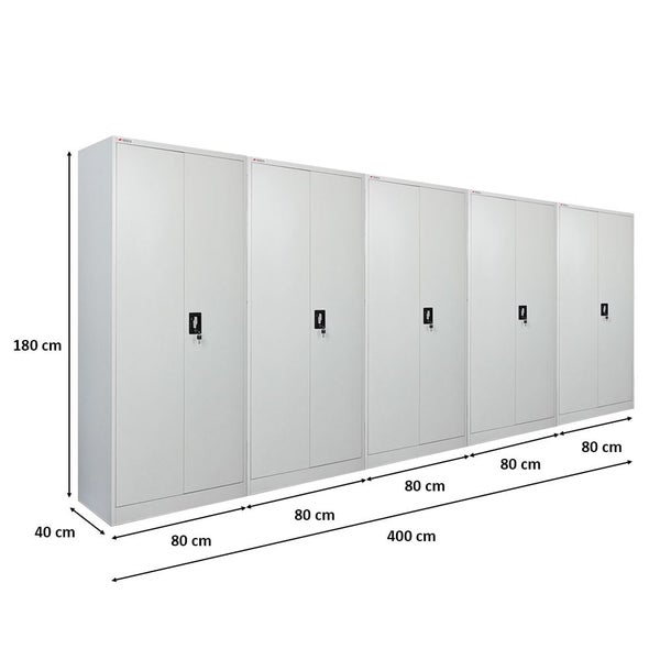 Eine Reihe von Metallschränken unterschiedlicher Größe mit den Maßen 180 cm Höhe, 40 cm Tiefe und insgesamt 400 cm Breite.