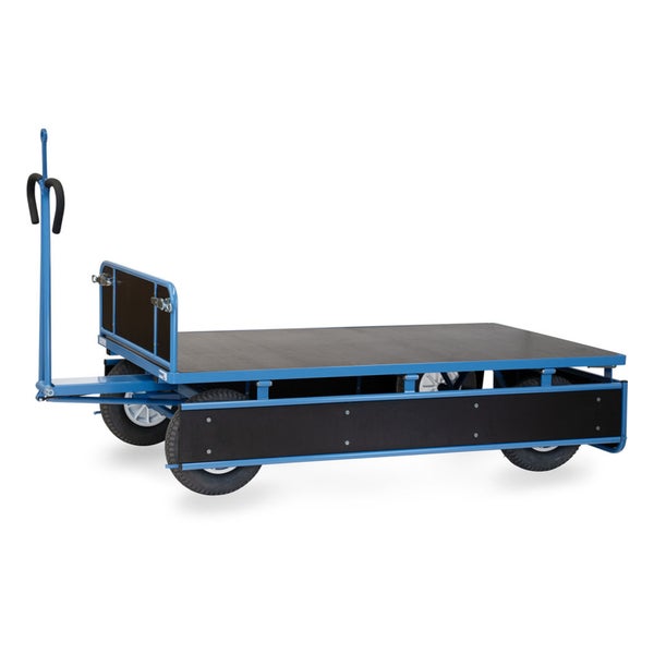 Blauer Plattformwagen mit Holzboden, vier Luftreifen und Deichsel für den Transport schwerer Lasten.