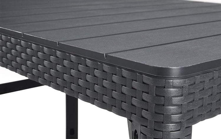 Detailansicht eines Gartentisches mit Rattanoptik