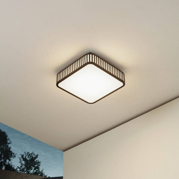 Quadratische LED-Deckenleuchte für den Außenbereich mit dunklem Rahmen und seitlichen Lamellen.