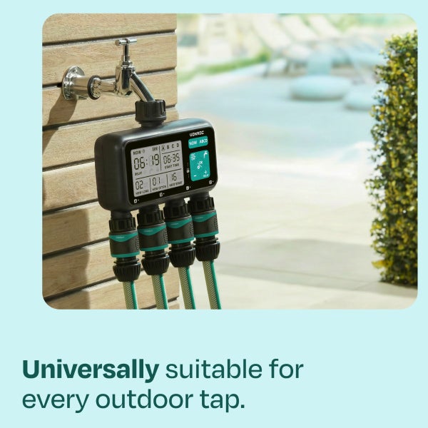 Digitaler Bewässerungscomputer von Vonroc mit vier Auslässen, montiert an einem Außenwasserhahn mit vier angeschlossenen Gartenschläuchen.