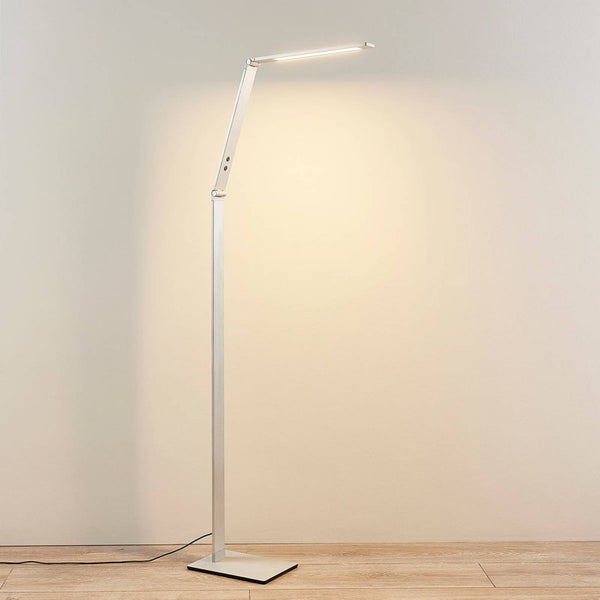 Moderne silberne LED-Stehleuchte mit verstellbarem Arm und flachem rechteckigem Standfuß.