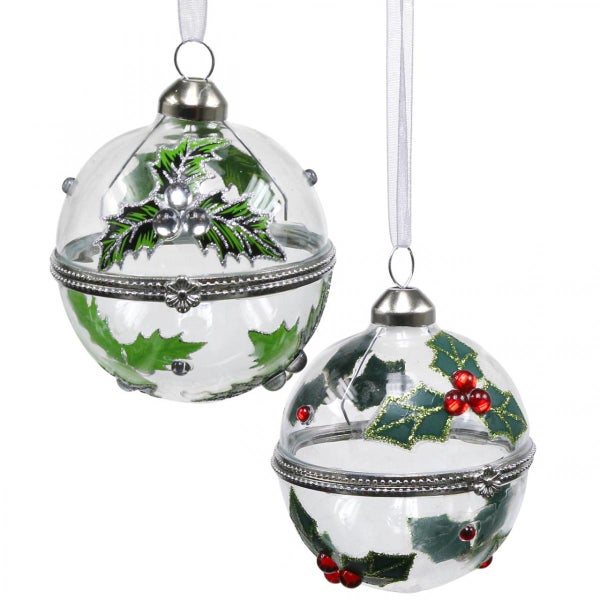 Zwei Christbaumkugeln mit Stechpalmen-Motiv als Baumschmuck