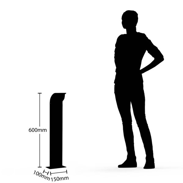 Schwarze Außenstandleuchte mit Größenvergleich zu einer Person, Höhe 600 Millimeter, Breite 100 Millimeter, Tiefe 150 Millimeter.