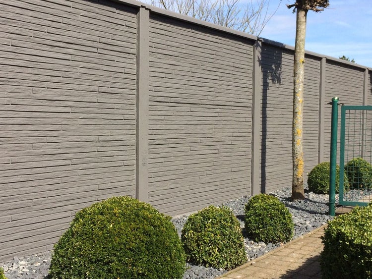 Grauer Sichtschutzzaun im Gartenbereich