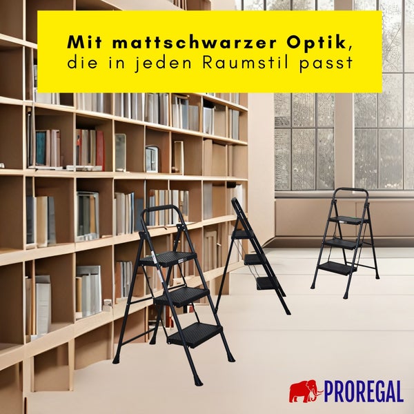 Drei mattschwarze Klapptritte aus Metall in einem hellen Raum mit einem großen Bücherregal aus Holz und einem Fenster. Proregal Logo.