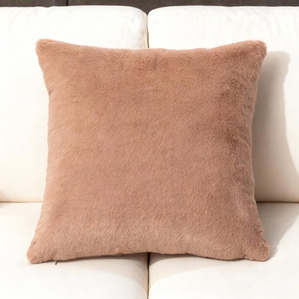 Quadratisches Dekokissen mit weichem Kunstfellbezug in Braun.