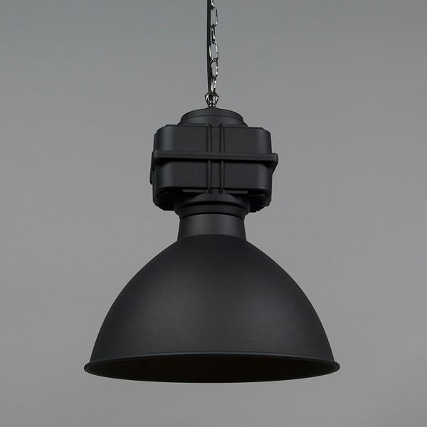 Schwarze Industrie-Pendelleuchte aus Metall mit rundem Schirm und Kettenaufhängung.
