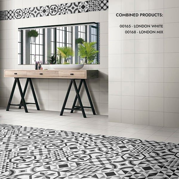 Badezimmer mit London White Wandfliesen und London Mix Bodenfliesen mit geometrischen Mustern, dazu ein Waschtisch mit Spiegel.