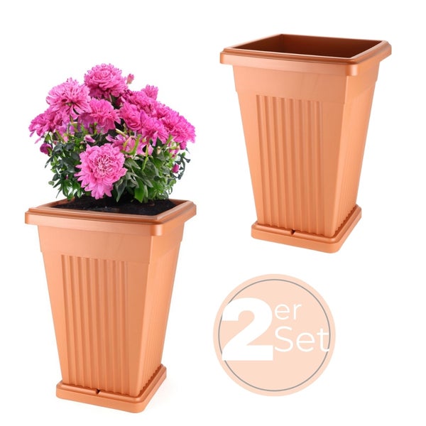 Zwei Pflanzgefäße im Set, eines mit Blumen bepflanzt