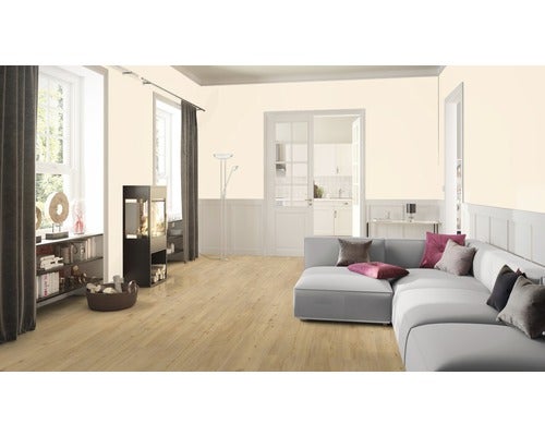 Heller Wohnraum mit Sofa, Regalen und Holzboden.