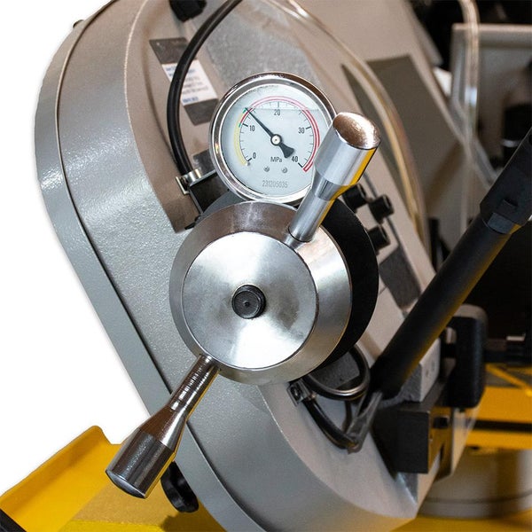 Detailansicht einer Metallbandsäge mit Manometer und Stellrad zur Druckeinstellung.