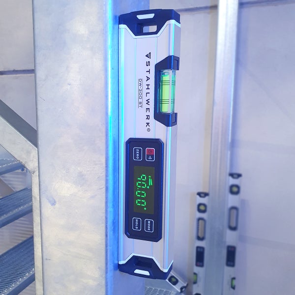 STAHLWERK Digital-Wasserwaage aus eloxiertem Aluminium mit Schutzklasse IP54