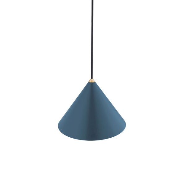 Kegelförmige Pendelleuchte in Blau mit Details in Messingoptik und schwarzem Kabel.