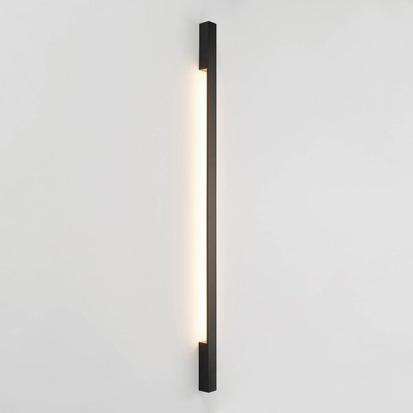 Schwarze, schlanke LED-Wandleuchte in Stabform mit warmweißem, indirektem Licht für modernen Wohnraum.