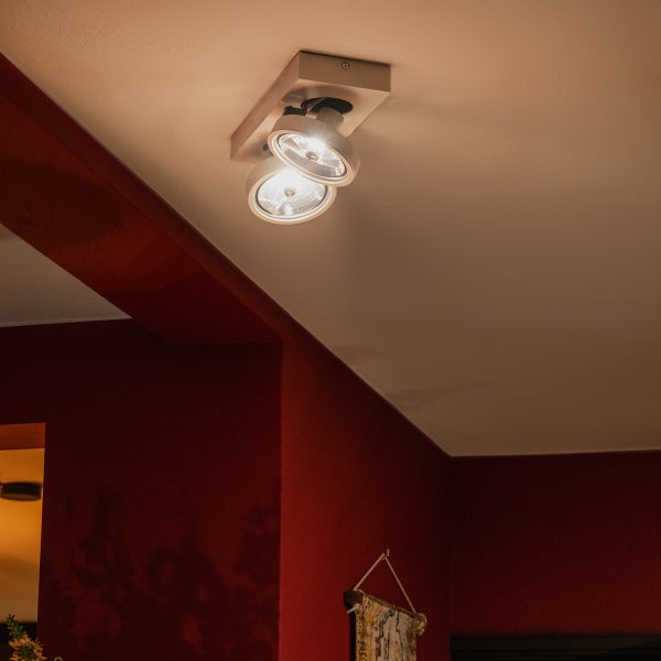 Deckenleuchte mit zwei Strahlern im Raum.