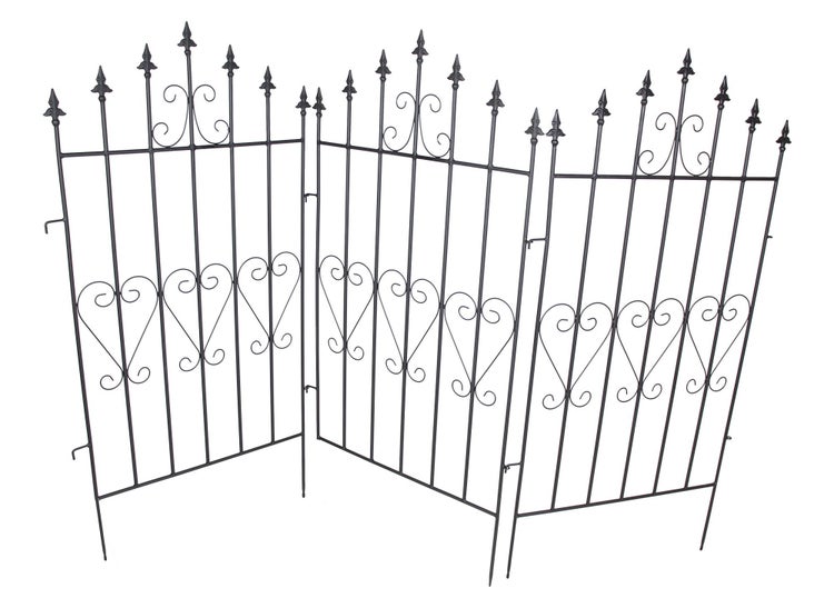 Gartenzaun aus Metall mit Herzmuster als Rankhilfe