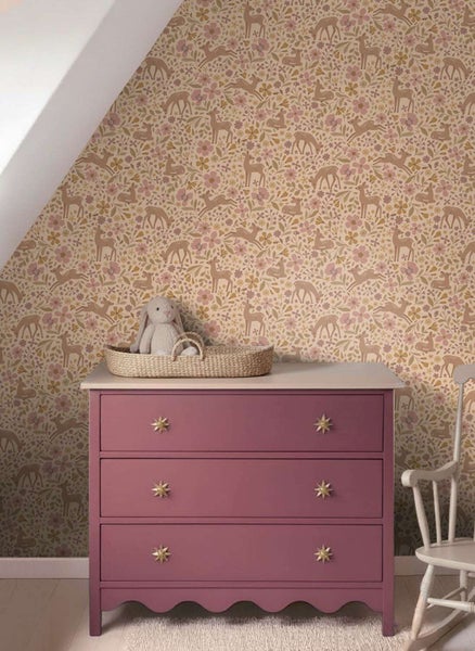 Kindertapete mit Waldmotiven und Rehen vor einer Kommode im Kinderzimmer