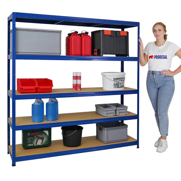 Person befüllt Anzuchtschale mit Erde aus einem Eimer mit einer Schaufel