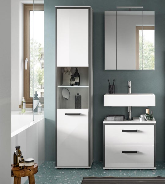 Modernes Badezimmerset bestehend aus weißem Hochschrank mit offenem Fach, Waschbeckenunterschrank mit zwei Schubladen und Spiegelschrank.