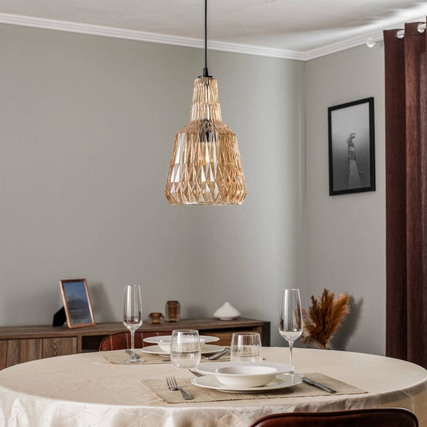 Pendelleuchte aus strukturiertem Glas über einem gedeckten runden Esstisch in einem hellen, modern eingerichteten Esszimmer.