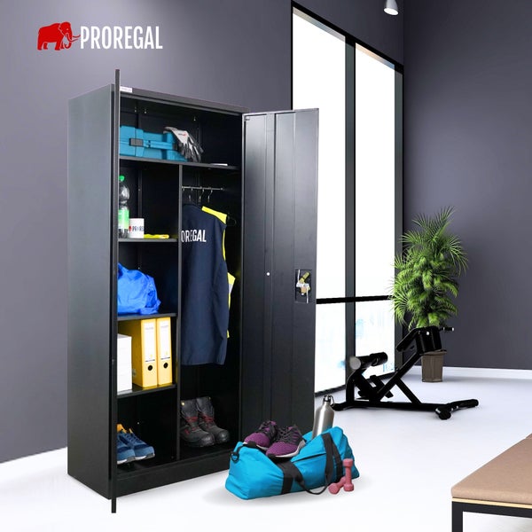 Proregal Logo. Metallspind in einem hellen, geräumigen Fitnessraum mit Hantelbank und Pflanze. Der geöffnete Schrank enthält Kleidung und Ausrüstung.