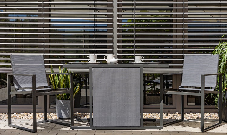Ondis24 Balkonmöbel Gartenmöbel Set, Gartenset klein 3 teilig mit Tisch und 2 klappbaren Stühlen, platzsparend, leicht verstaubar, Sicherheitsglas, grau