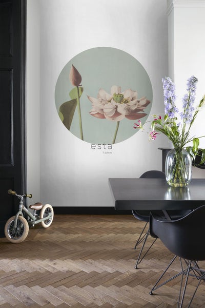 Wohnraum mit Esstisch, Stühlen, Kinderfahrrad und Wandbild von Esta Home