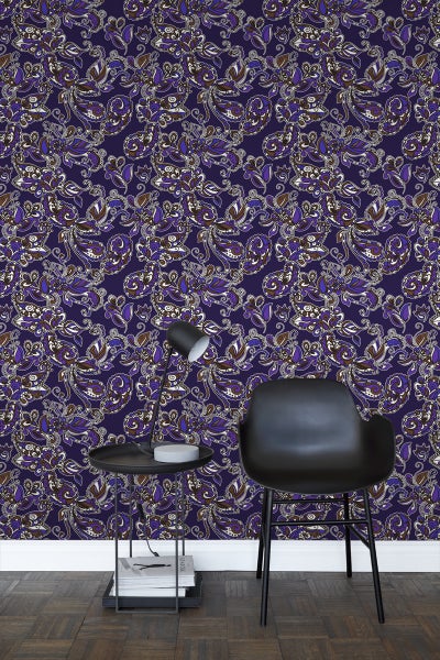 Raumansicht mit dunkel gemusterter Tapete, kleinem Beistelltisch mit Lampe und einem schwarzen Stuhl.