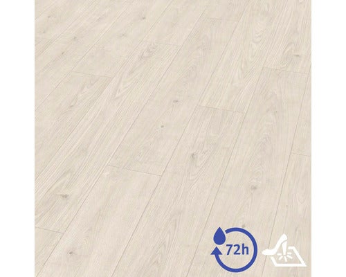 Heller Laminatboden in Holzoptik, zweiundsiebzig Stunden wasserresistent und druckfest.