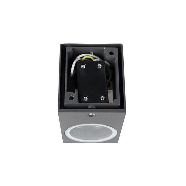 Graue Außenwandleuchte aus Metall, Rückansicht mit Montagegehäuse, Anschlussdose und Verkabelung.