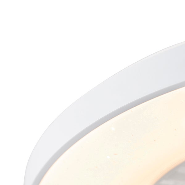 Detailansicht einer runden Deckenleuchte mit weißem Gehäuserand und warm leuchtender strukturierter Oberfläche.