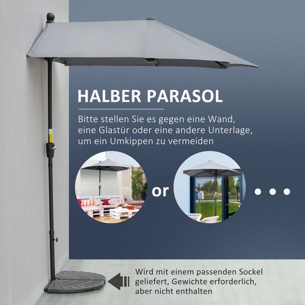 Grauer Sonnenschirm auf einer Terrasse mit Palettenmöbeln.