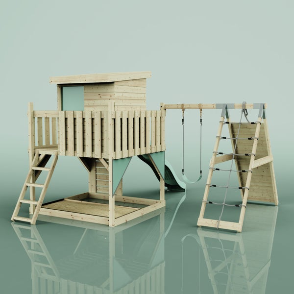 Spielturm aus Holz mit Stelzenhaus, Rutsche, Schaukel, Kletternetz und integriertem Sandkasten.