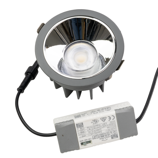 Runder LED-Einbaustrahler in Grau mit Reflektor, schwarzem Anschlusskabel und externem LED-Treiber.