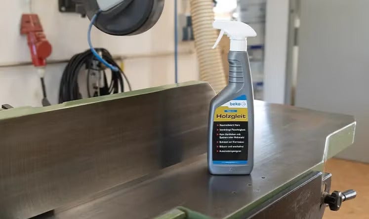 Beko Holzgleit Spray in einer Sprühflasche auf einem Hobelmaschinen Tisch zur Pflege von Holzbearbeitungsmaschinen