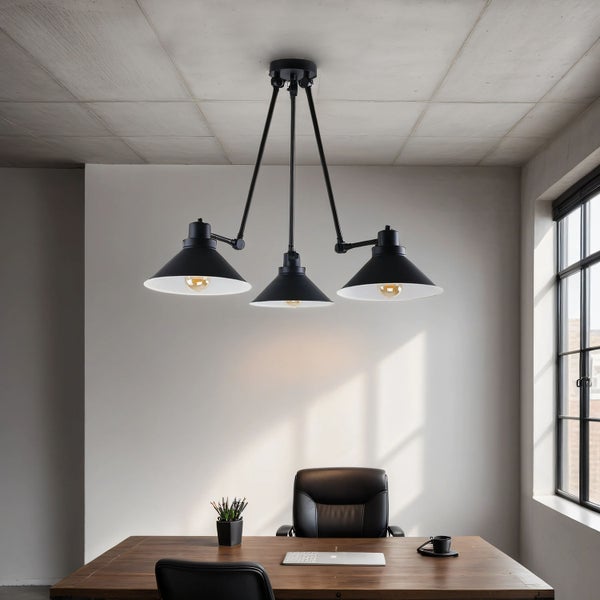 Innenaufnahme eines Arbeitszimmers mit schwarzer Dreifach-Deckenleuchte über einem Holztisch