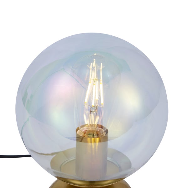 Tischleuchte mit kugelförmigem Schirm aus irisierendem Glas und LED-Filament-Leuchtmittel auf goldfarbenem Sockel.