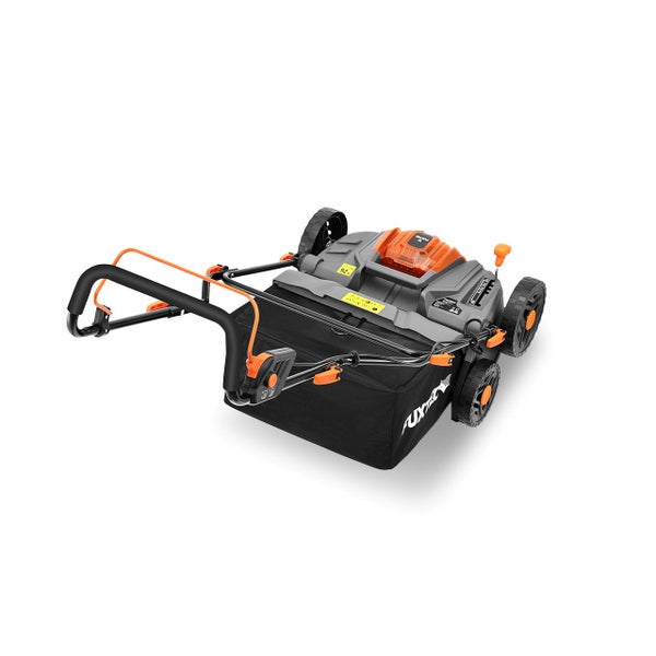 FUXTEC Elektro-Vertikutierer in Orange und Grau mit schwarzem Fangkorb und vier Rädern für die Rasenpflege.