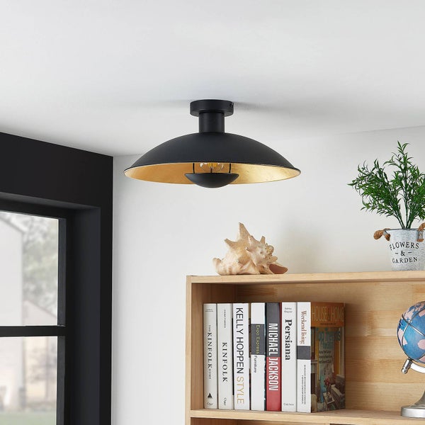 Deckenleuchte mit Lampenschirm und goldenem Innendesign