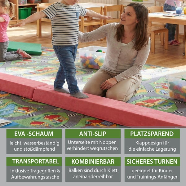 Klappbarer Gymnastik-Schwebebalken für Kinder mit Tragegriffen und Tasche, gezeigt beim Training in Rosa sowie in weiteren Farben wie Blau und Grün.